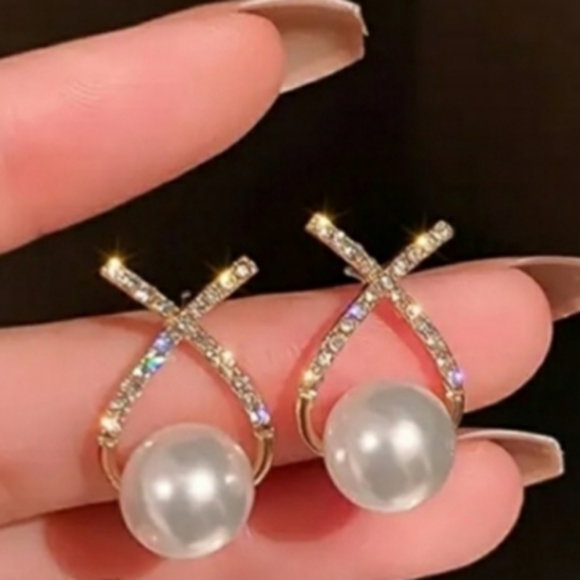 Gorgeous Pearl Gold Criss Cross Stud Earrings NEW in package - Picture 2 of 7